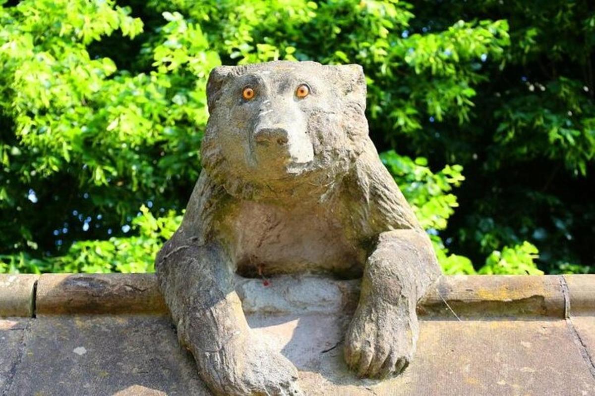 墙上坐着一头熊的雕像