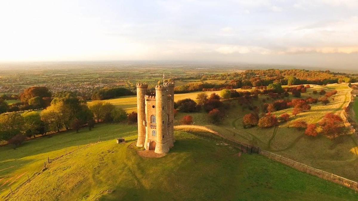 una vista aerea di un castello in un campo