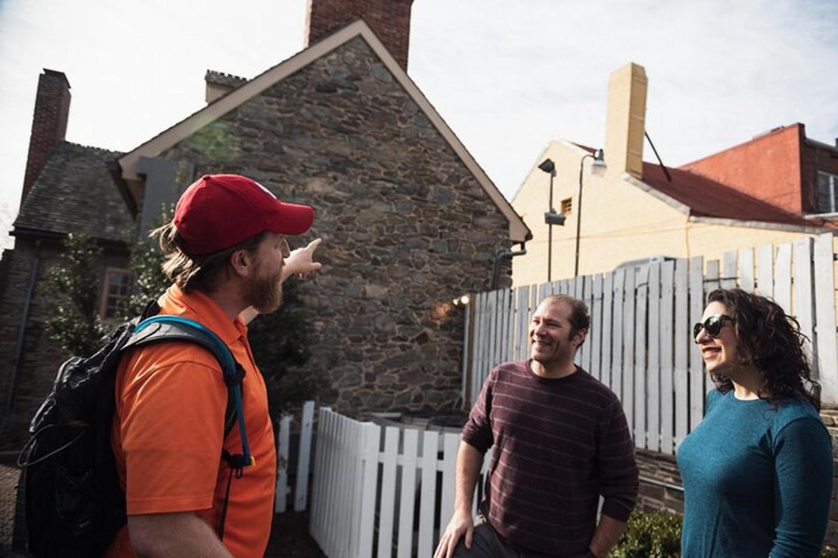 um grupo de três pessoas em pé na frente de uma casa