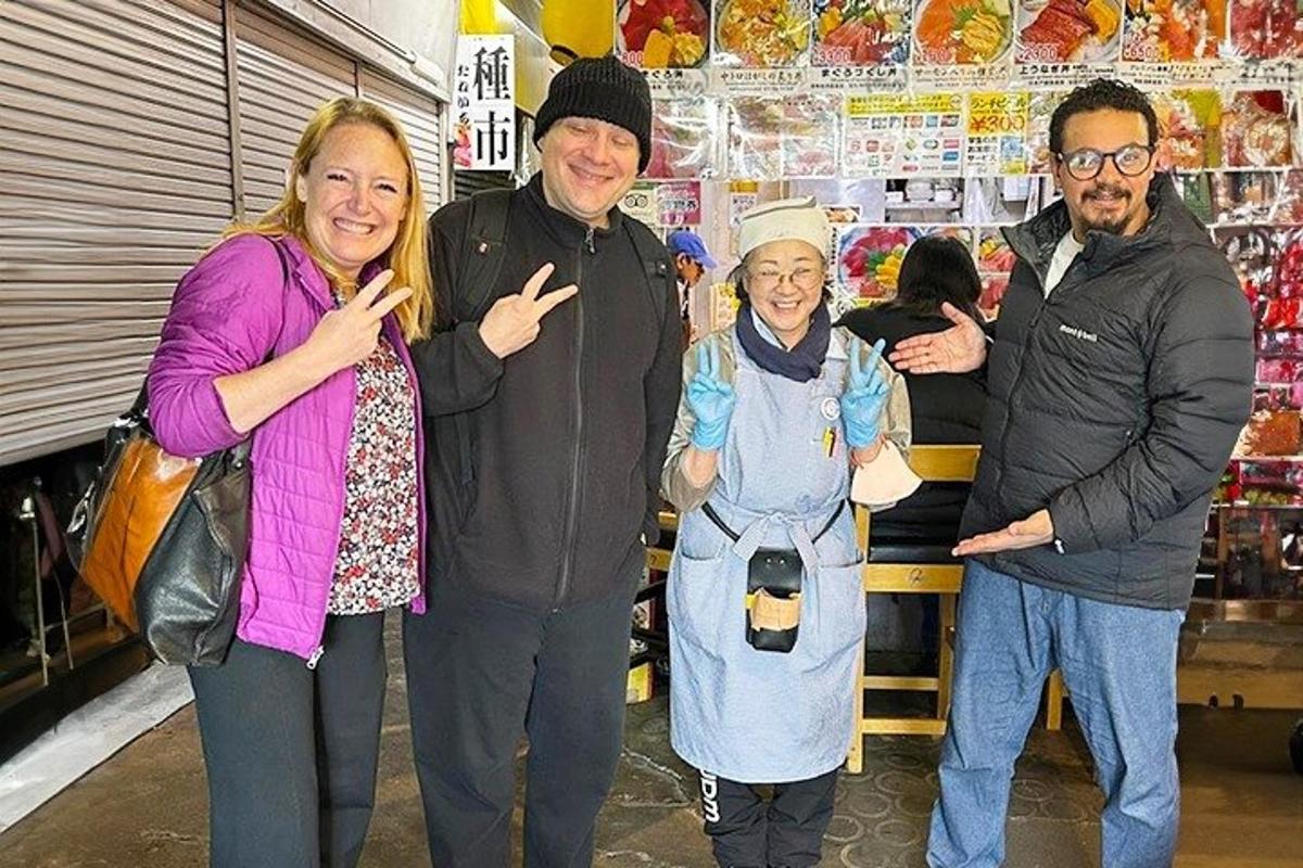 sekumpulan orang bergambar di sebuah kedai