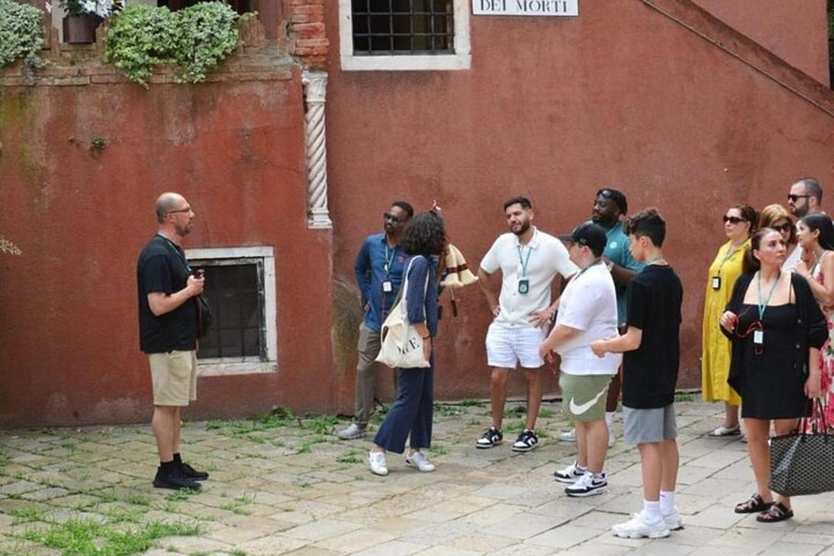 Un grupo de personas paradas afuera de un edificio