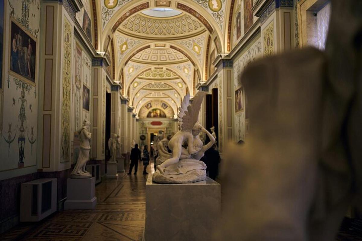 uma vista de um museu com estátuas em um corredor