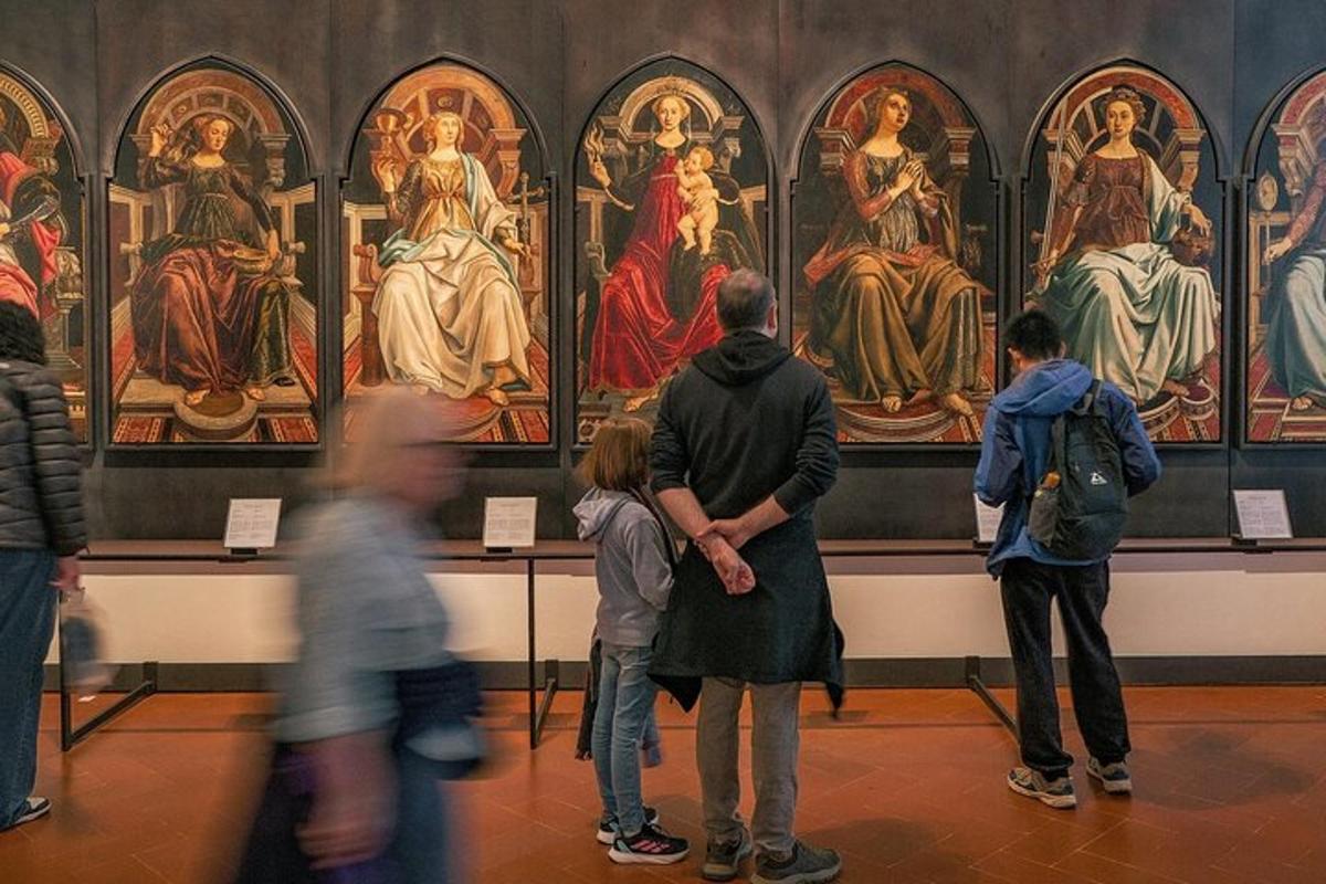 um grupo de pessoas olhando para uma pintura em um museu