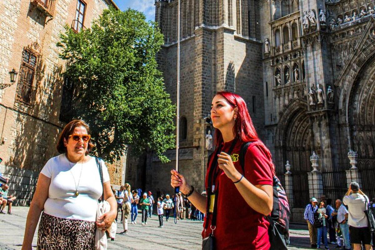 dues dones estan dretes davant d'una catedral