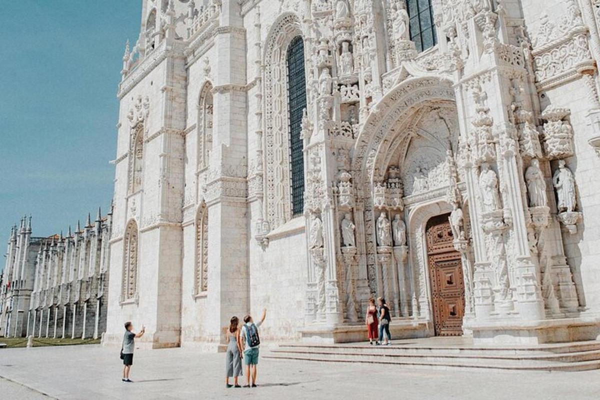 un grup de persones dempeus davant d'una catedral