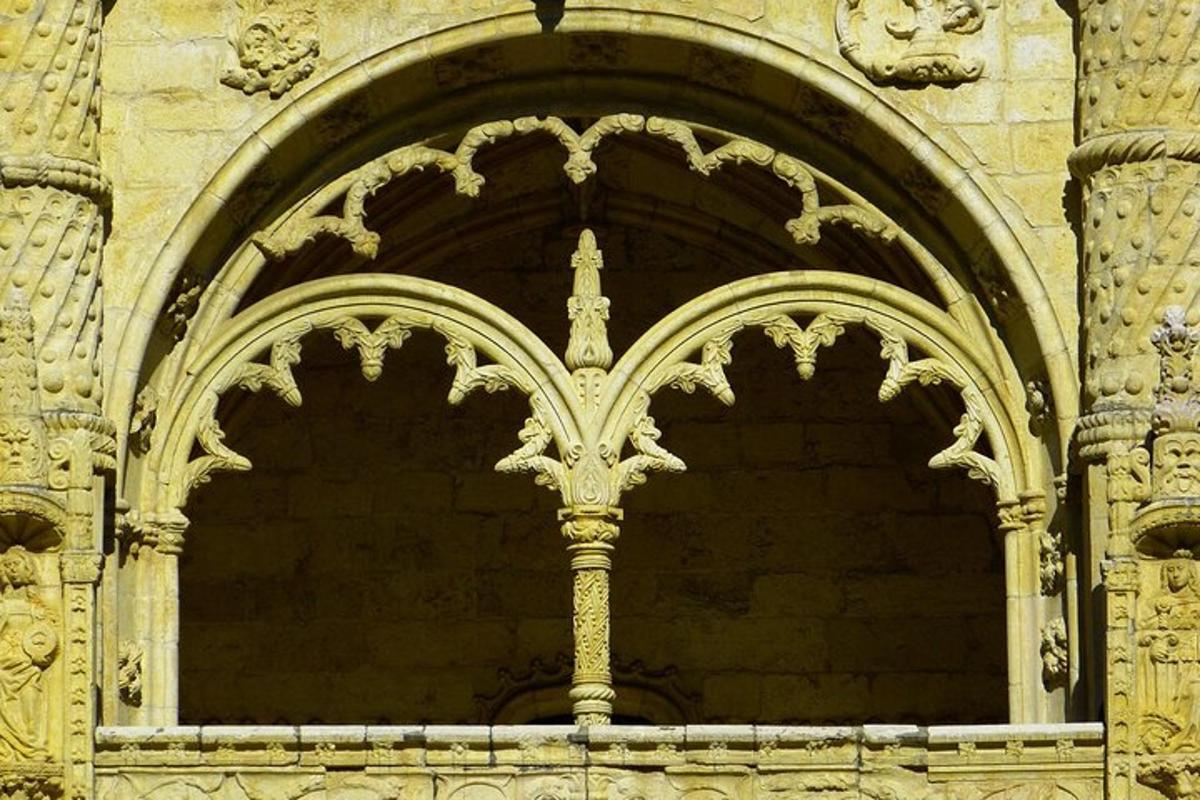 dos arcs al costat d'un edifici