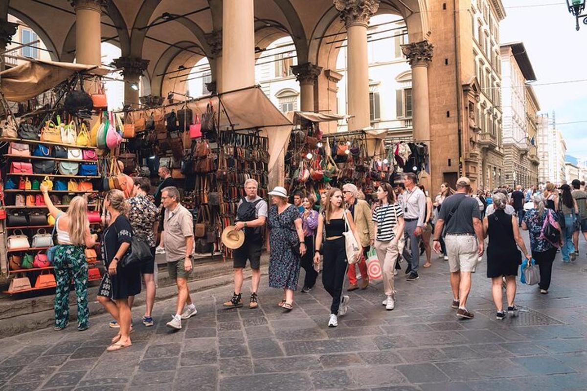 skupina lidí jdoucích po ulici na trhu