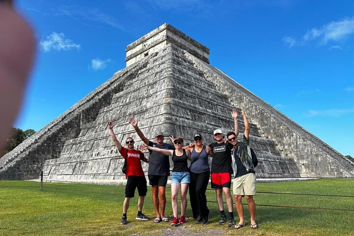 un grup de persones dretes davant d'una piràmide
