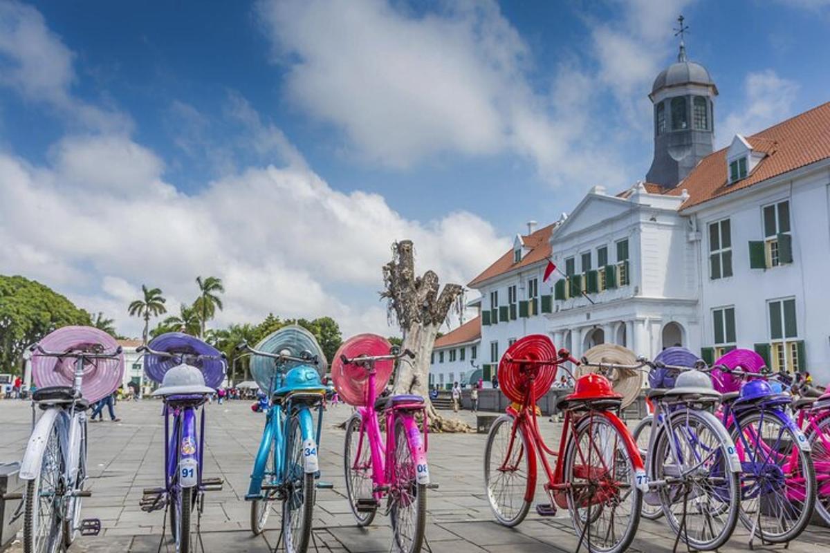 un gruppo di biciclette parcheggiate davanti a un edificio