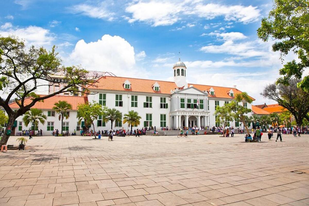 veľká budova s množstvom ľudí pred ňou