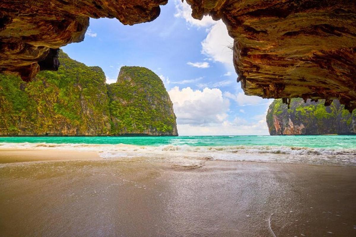 una vista di una spiaggia dall'interno di una grotta