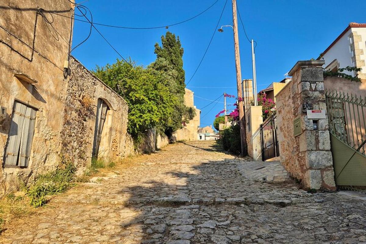 Ένας άδειος δρόμος σε μια παλιά πόλη με κτίρια