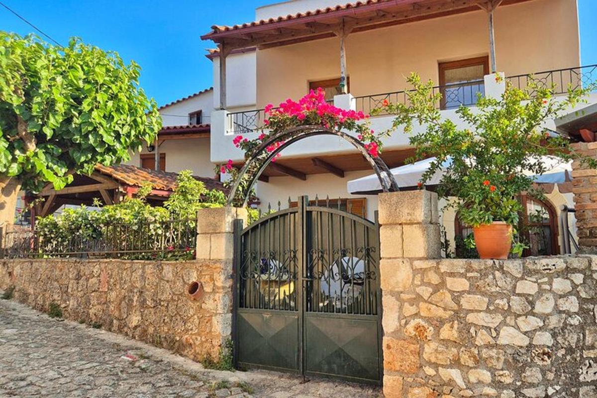 ένα σπίτι με πύλη και πέτρινο τοίχο