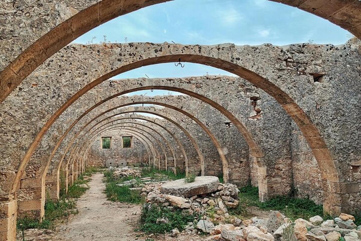 μια αψίδα σε ένα παλιό πέτρινο κτίριο με μονοπάτι