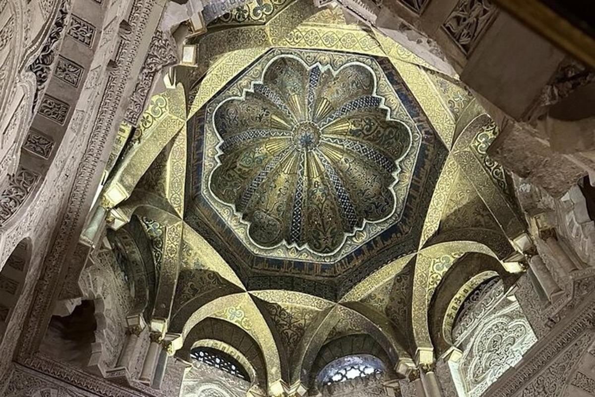 Un techo de un edificio con un diseño en él.