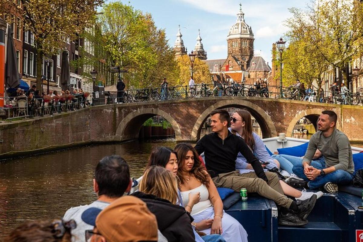 Un grupo de personas viajando en un bote por un río