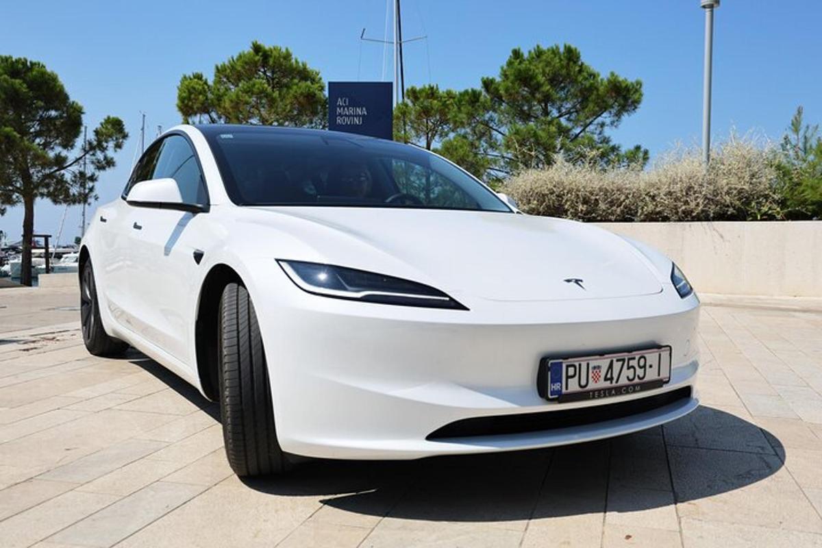 bílé auto Tesla zaparkované na parkovišti