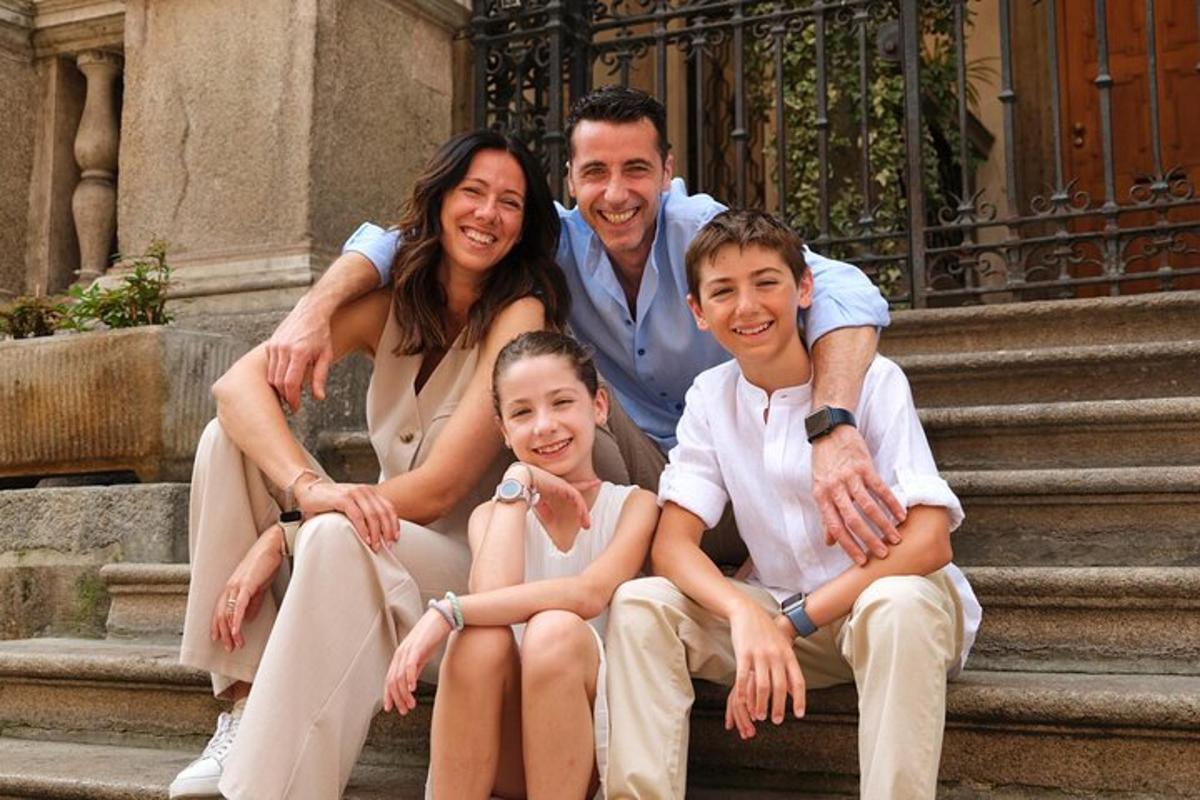 eine Familie, die auf den Stufen eines Gebäudes sitzt
