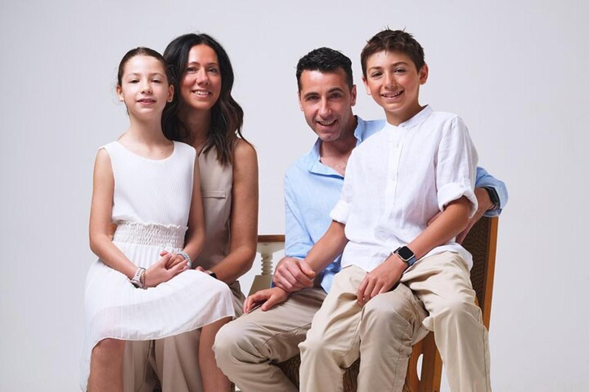 una família posant per a una foto mentre està asseguda