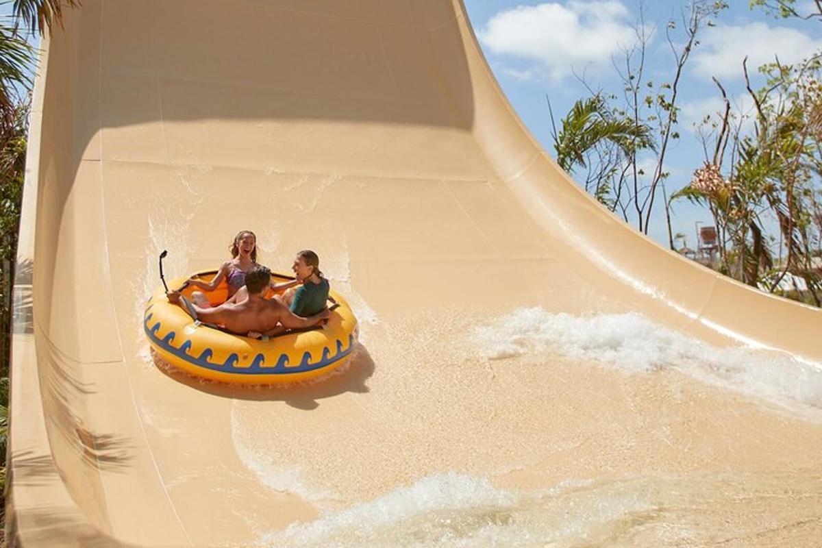 ein paar Leute fahren auf einer Wasserrutsche