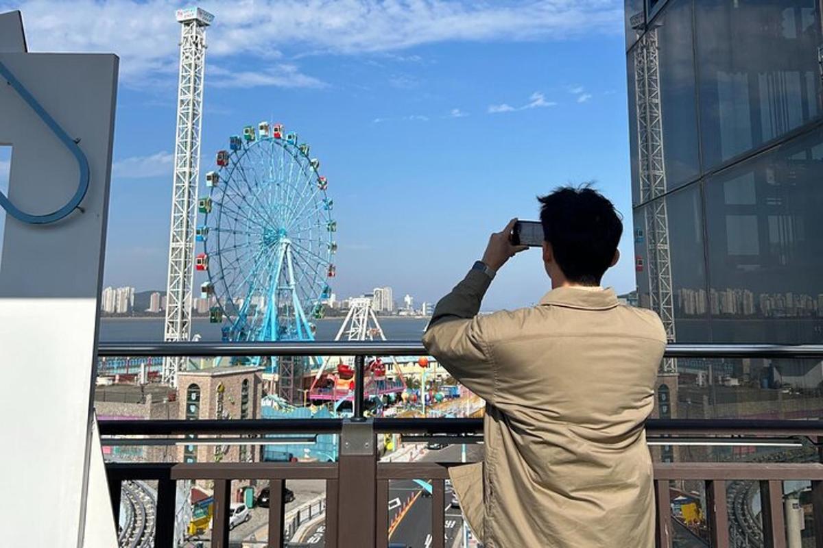 eine Frau, die ein Foto von einem Riesenrad macht