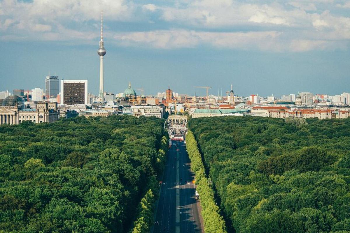 Una vista de una ciudad con una carretera y edificios.