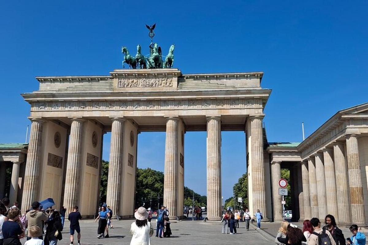 Un gran monumento con una estatua delante.