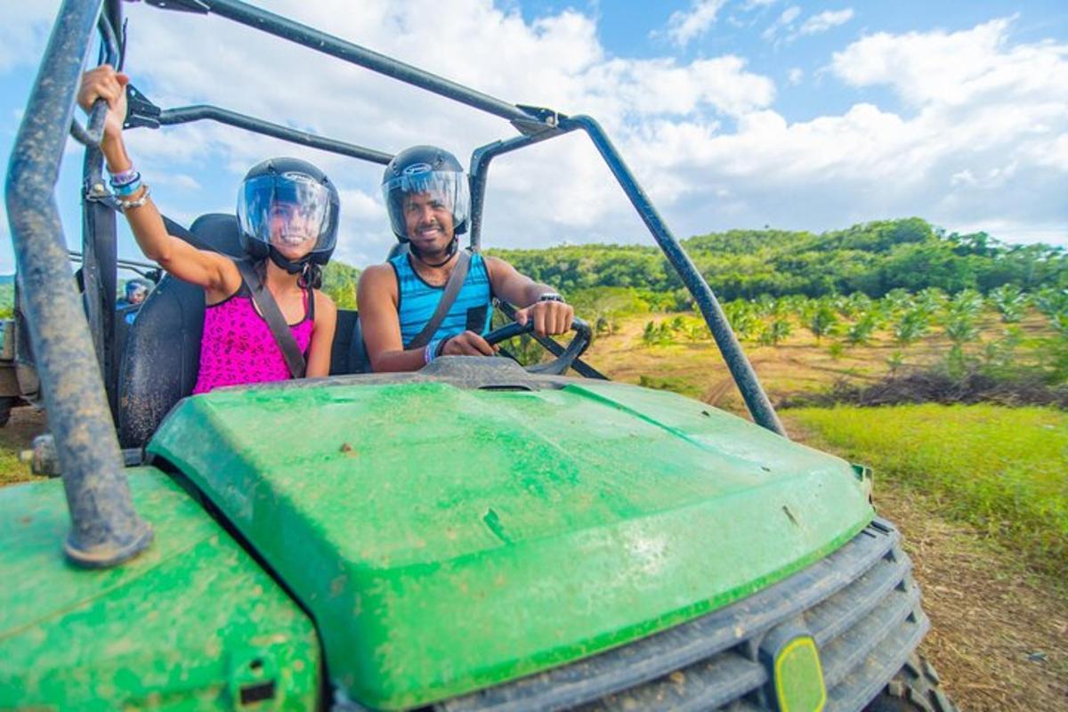 Un hombre y una mujer viajando en la parte delantera de un tractor