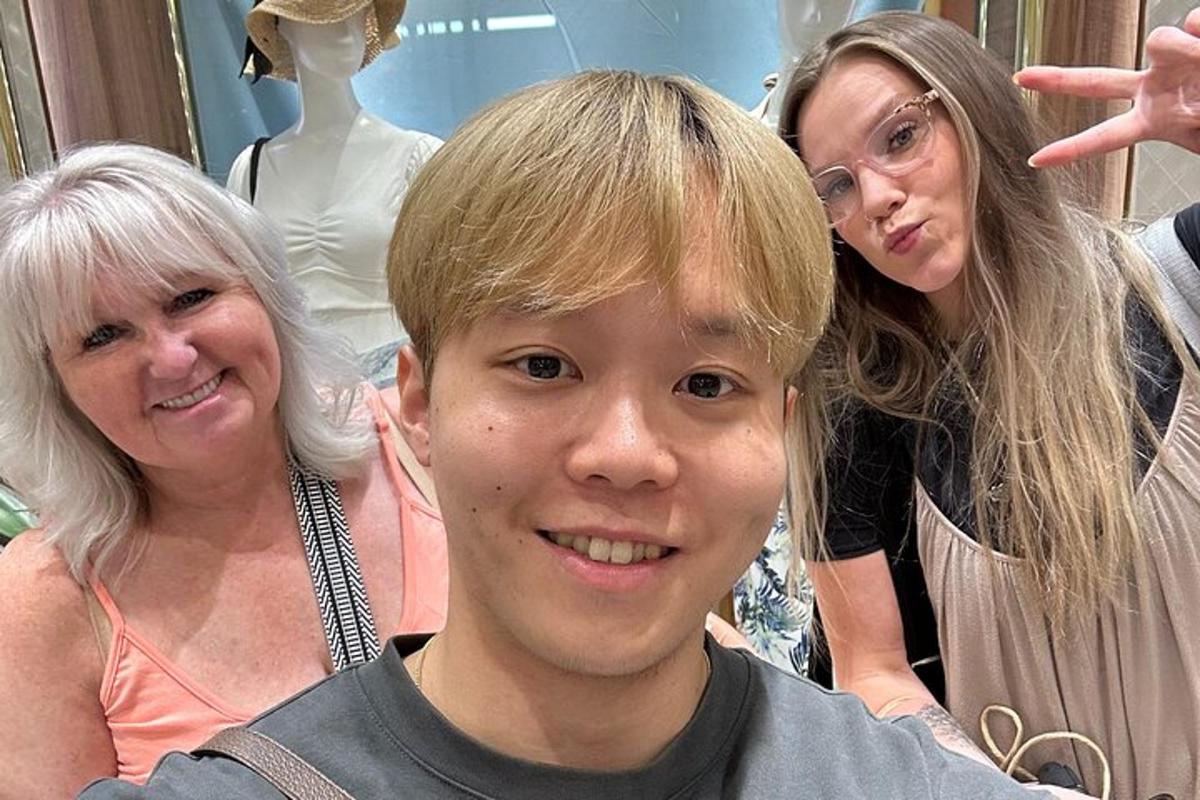 zwei Frauen und ein junger Mann posieren für ein Foto