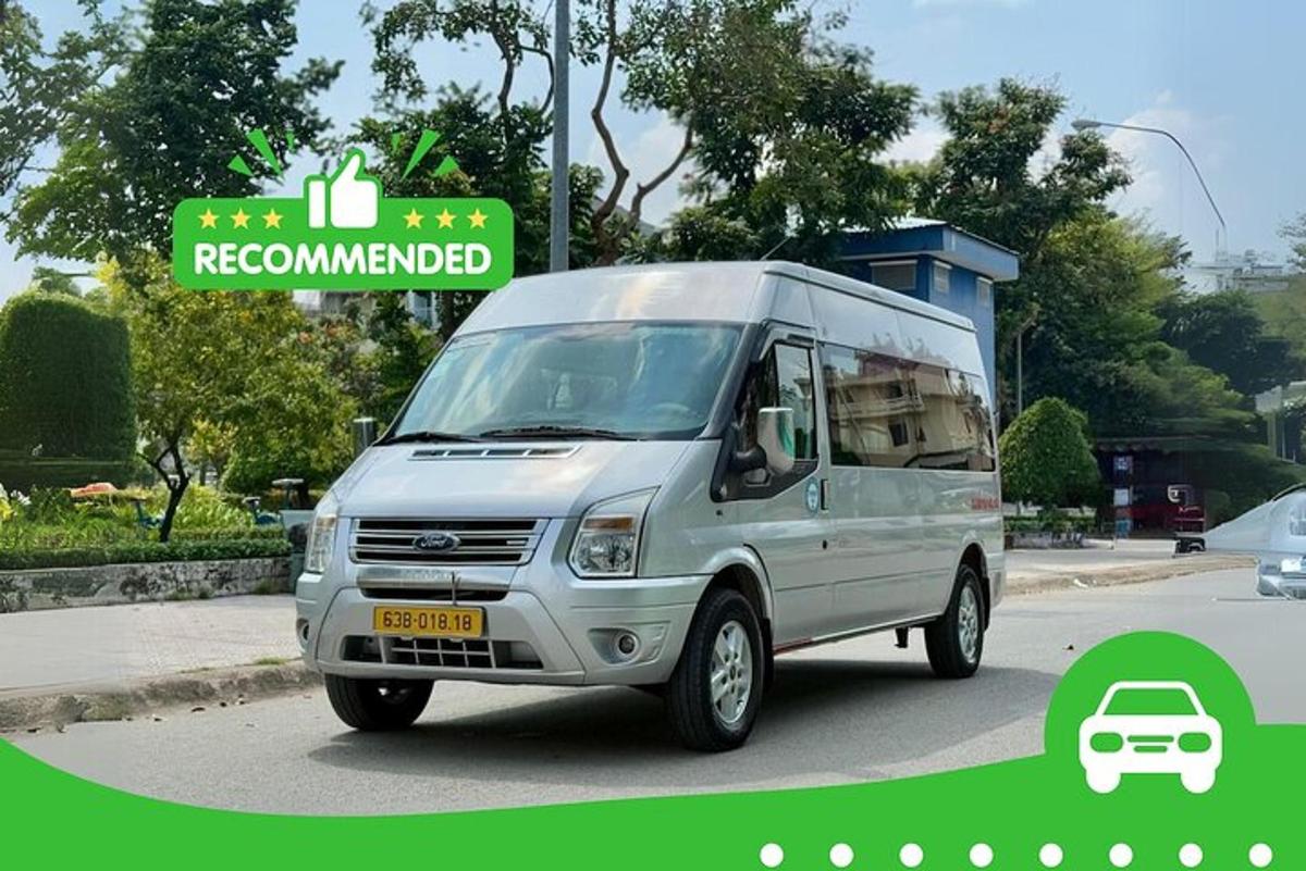 một chiếc xe tải màu trắng đang chạy xuống phố