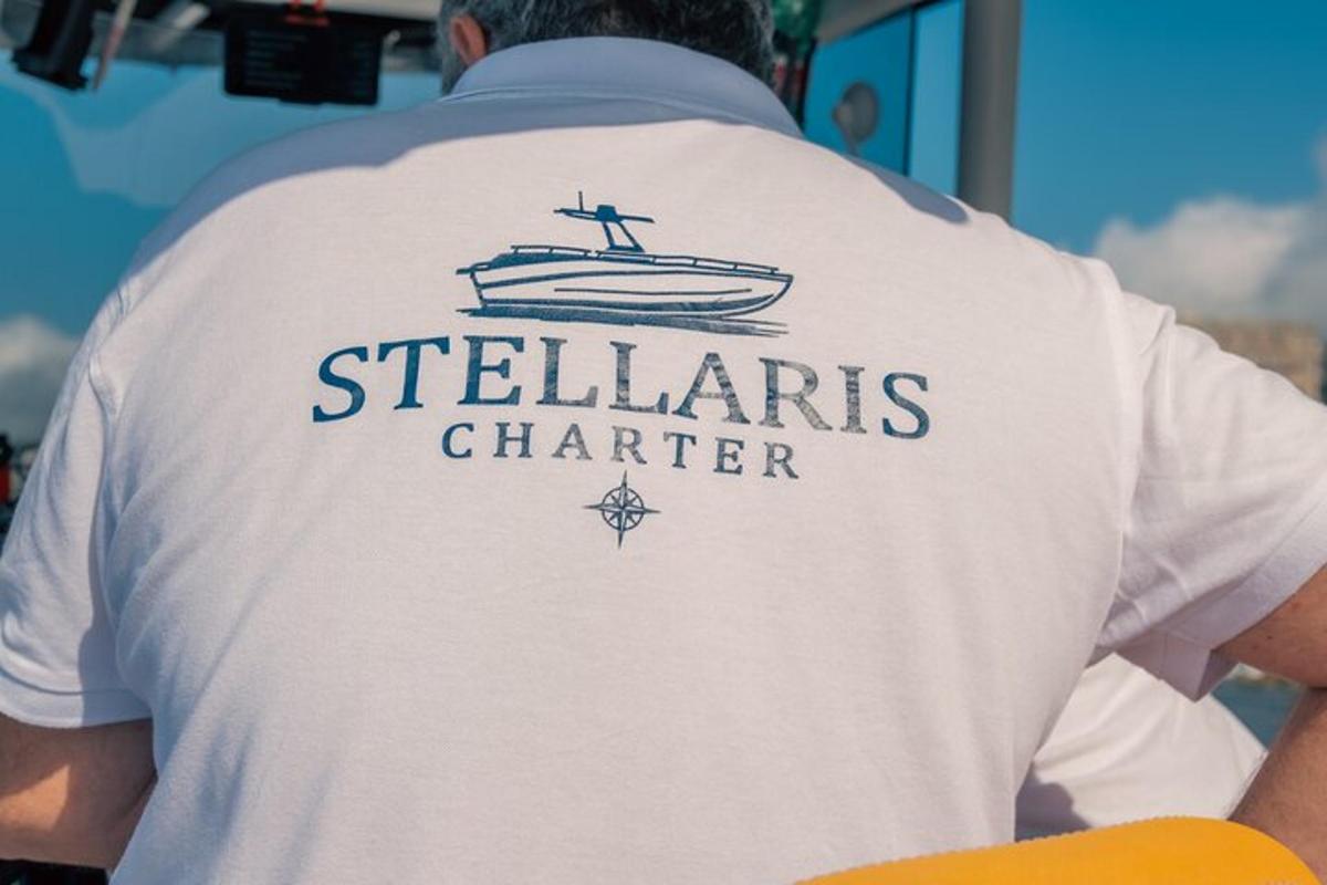um homem vestindo uma camisa branca com a carta de Seilsarters