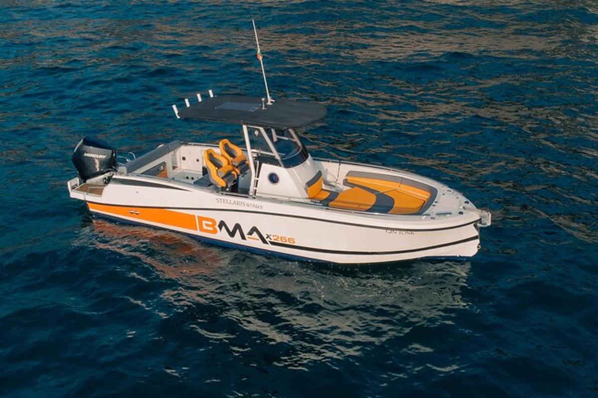 um barco laranja e branco na água