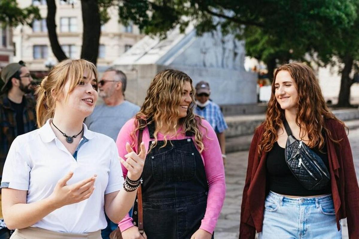 három nőből álló csoport áll egymás mellett
