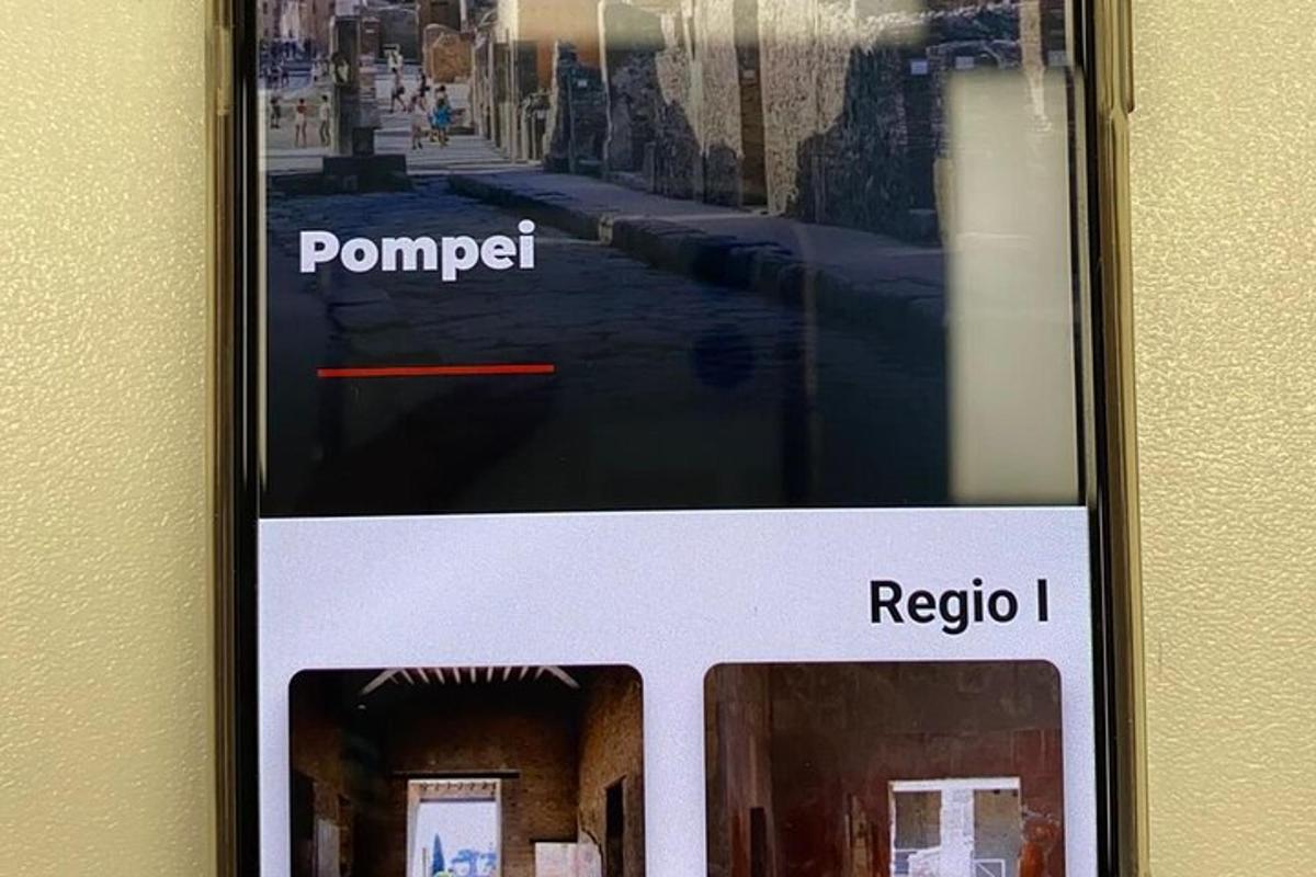 un telefono cellulare su un muro con una foto sopra