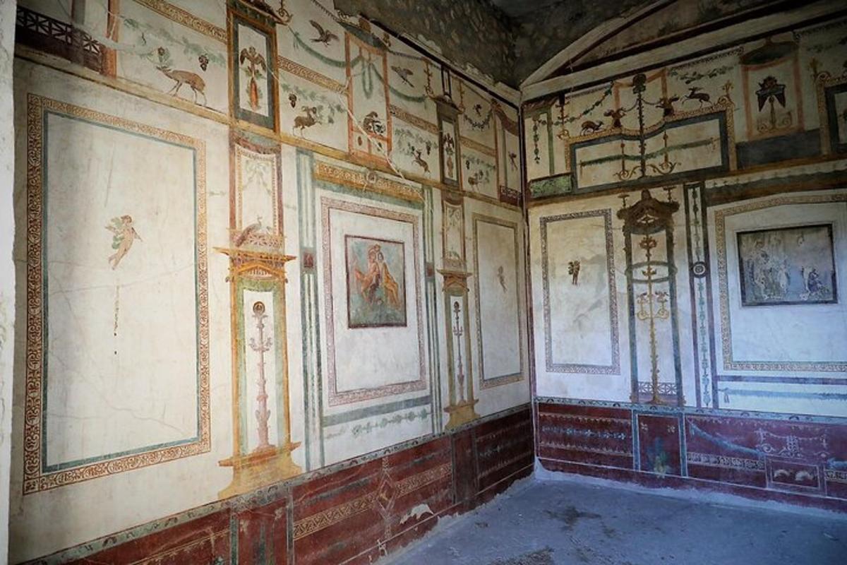 una stanza con dipinti sulle pareti di un edificio