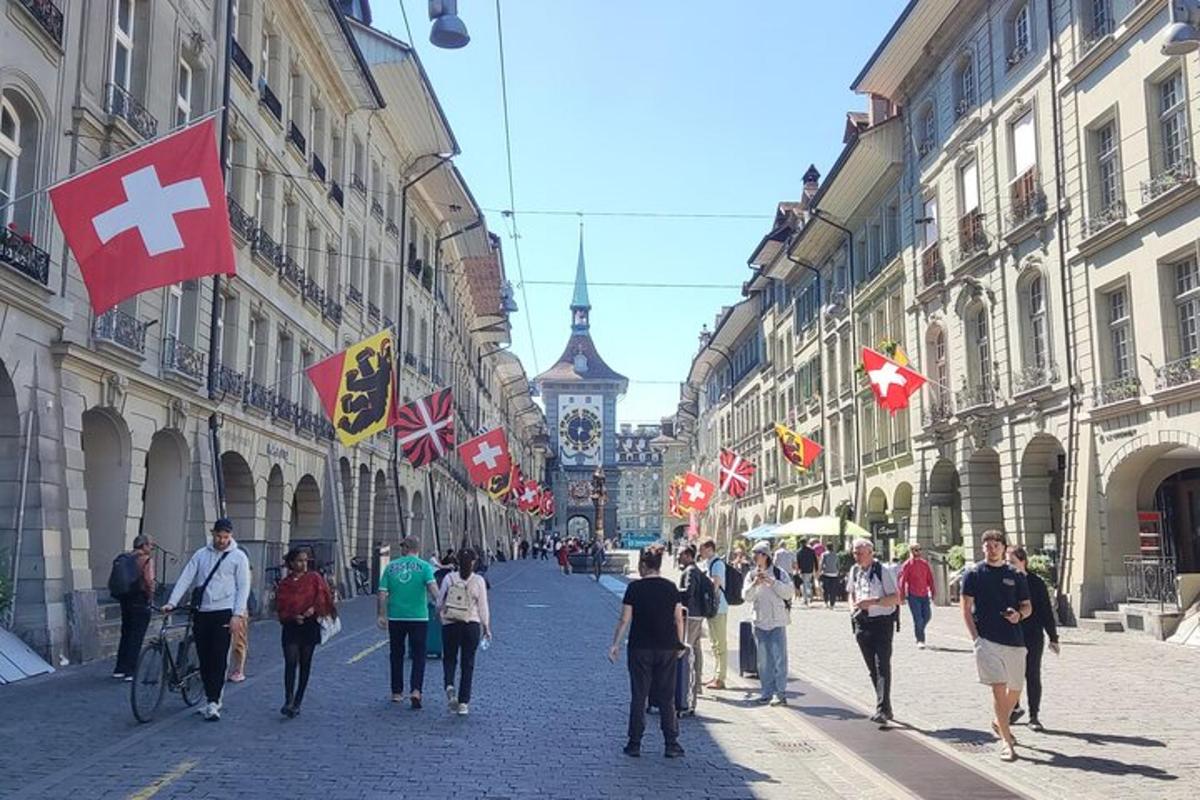 一群人举着旗帜走在街上