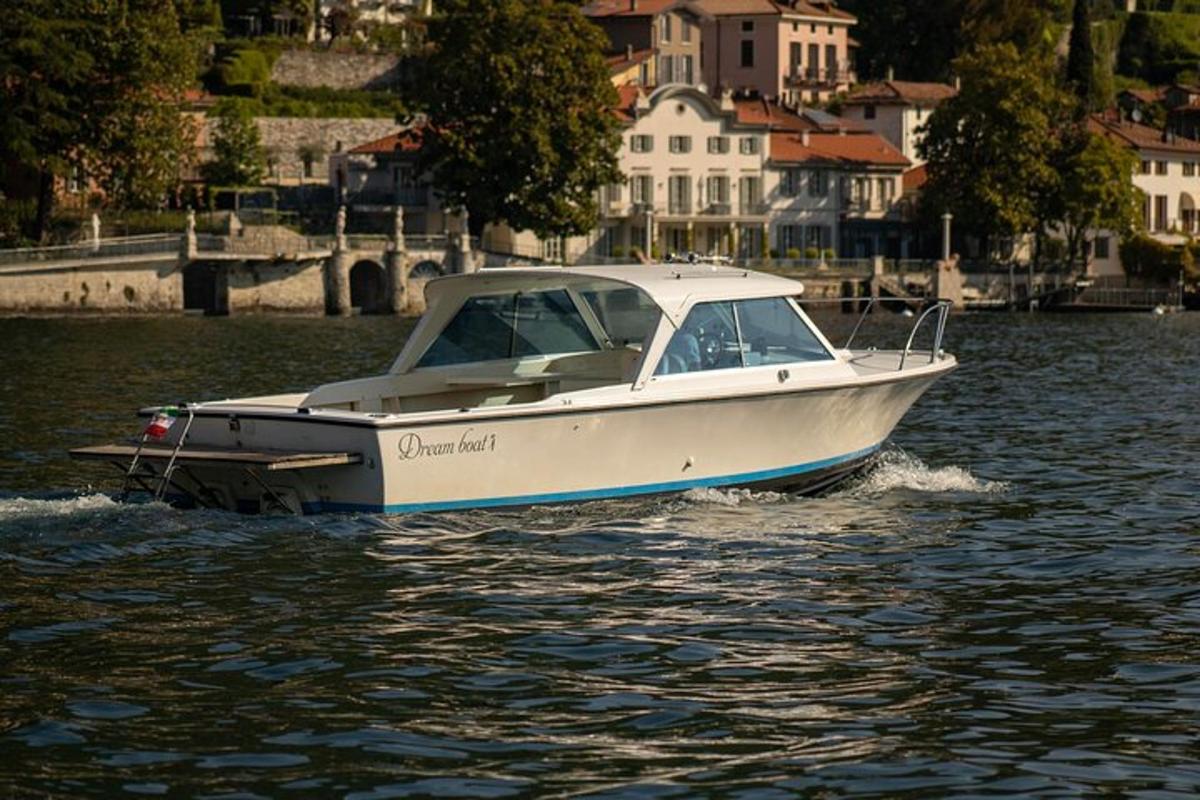 una barca bianca sull'acqua in un fiume
