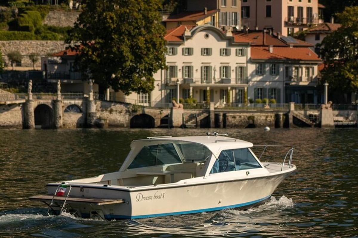 una barca bianca nell'acqua vicino a una città