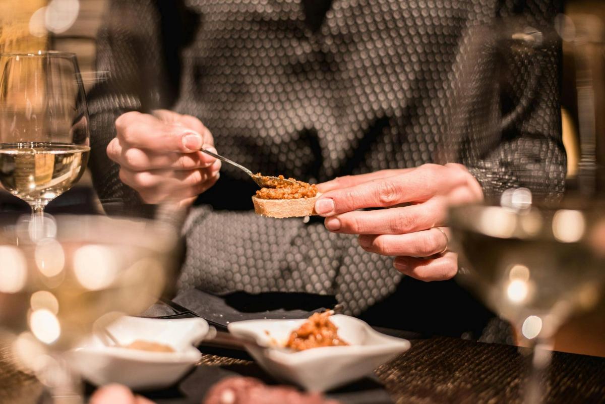 ein Mann, der ein Stück Essen mit einer Gabel isst