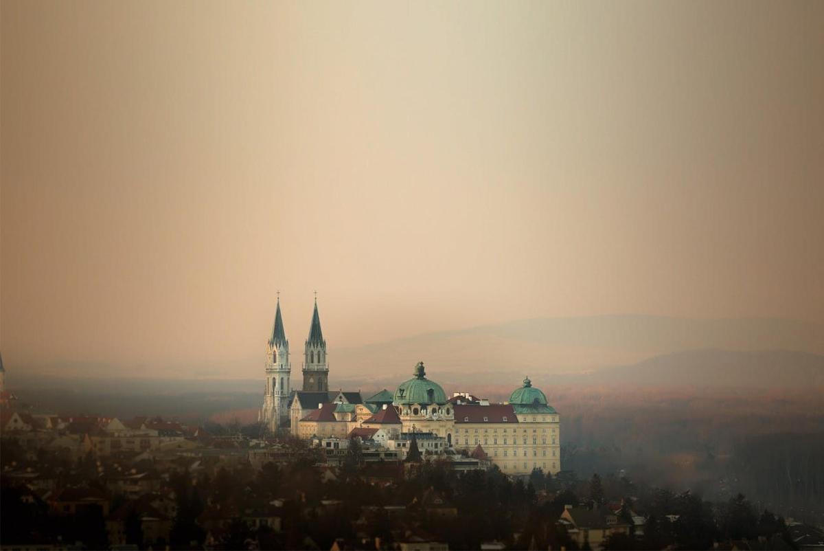velká budova s hodinovou věží ve městě