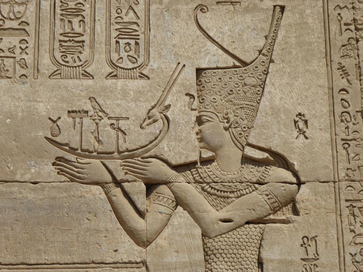 ein Relief einer Frau, die eine Harfe hält
