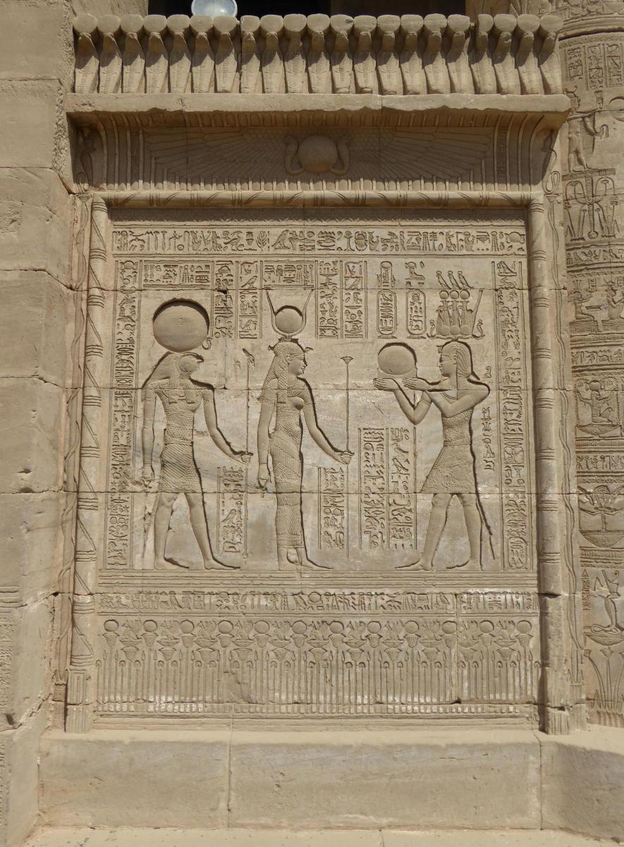 ein Relief an der Seite einer Wand mit zwei Personen