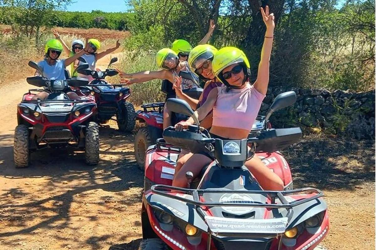 grupp inimesi sõidab ATV-dega kruusateel