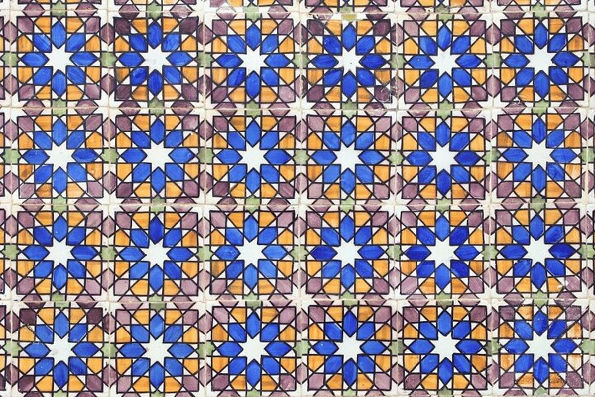 un terra de rajoles amb un munt de rajoles de diferents colors