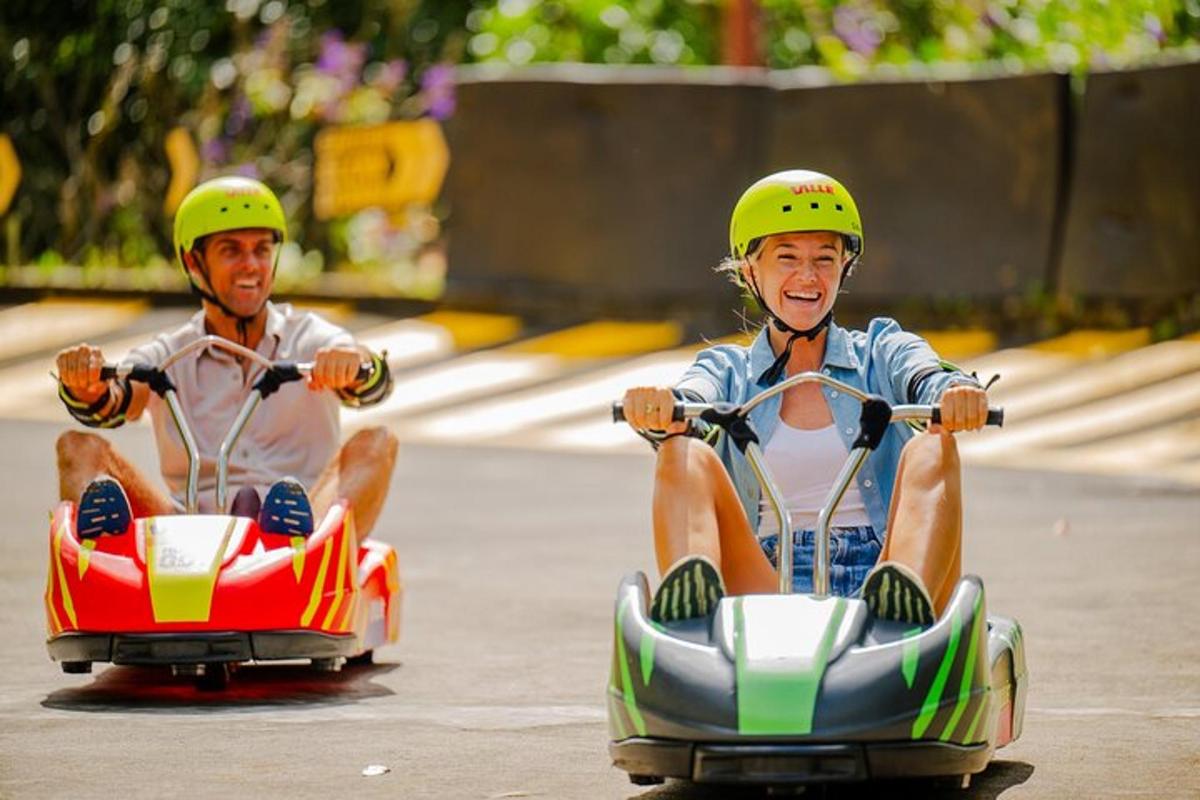 due uomini con i caschi che guidano motociclette giocattolo