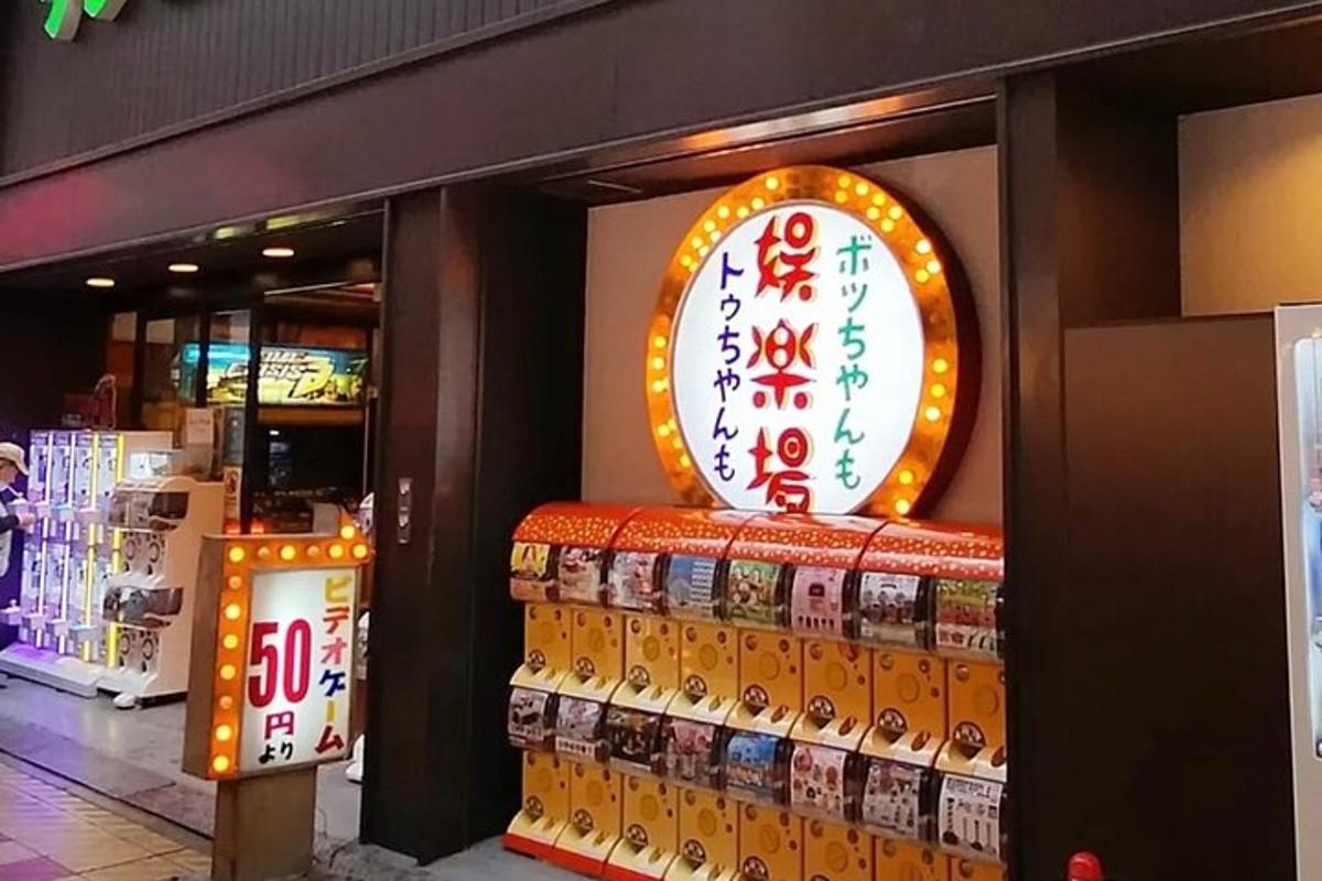 una tienda con un gran cartel en la parte superior de un estante