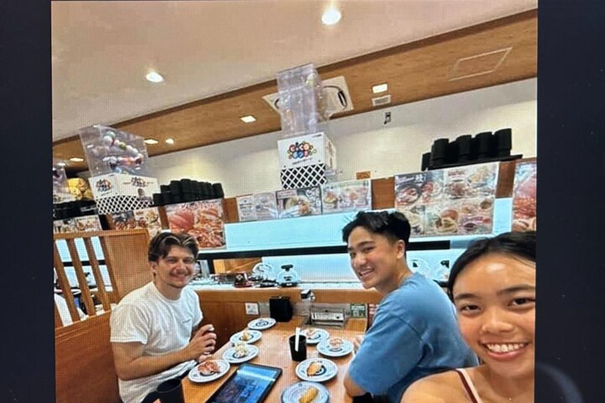 un grupo de personas sentadas en una mesa en un restaurante
