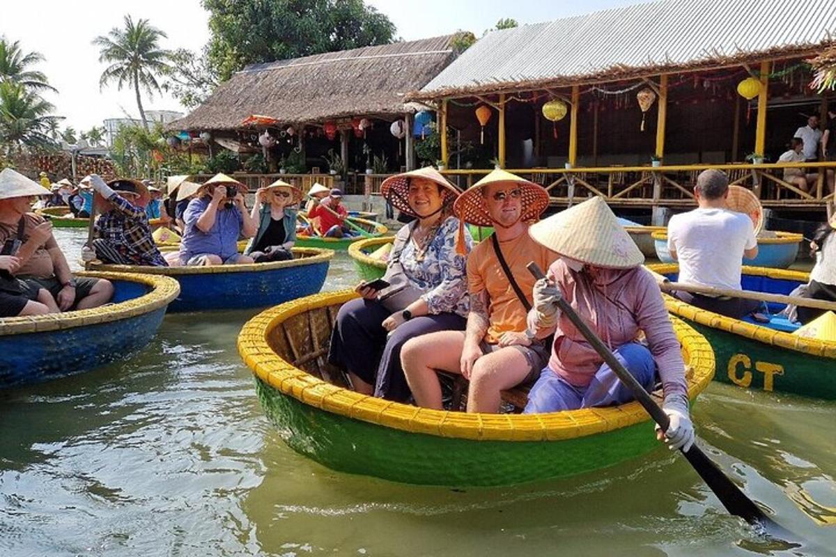 Un grupo de mujeres en botes en el agua