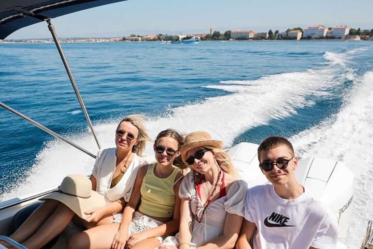 grupp inimesi istub paadis vees