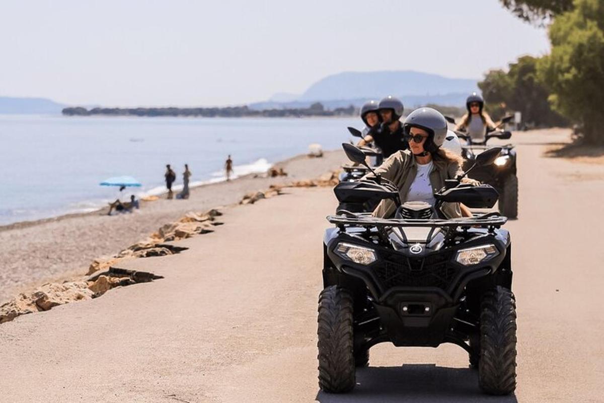 dve osebi, ki se vozita na štirikolesniku na plaži